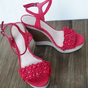 Red open toes wedges with flowers